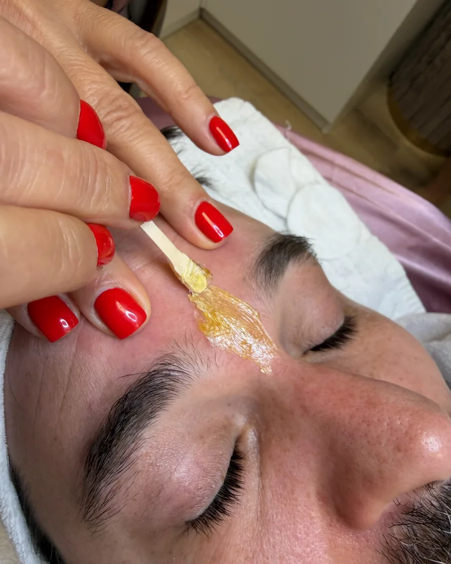 Wax felvitele spatulával a szemöldök környékén, Beautyflow for Men
