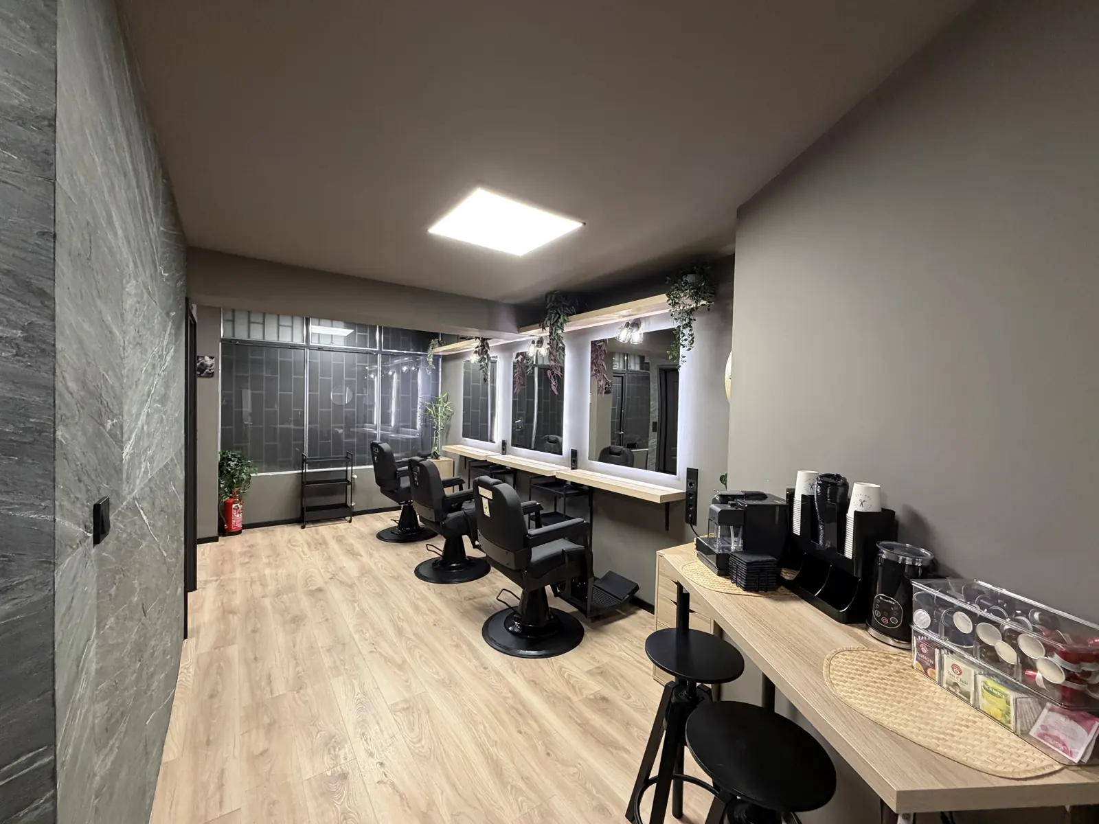Barber részleg kávé- és teasarokkal a Beautyflow for Men szalonban